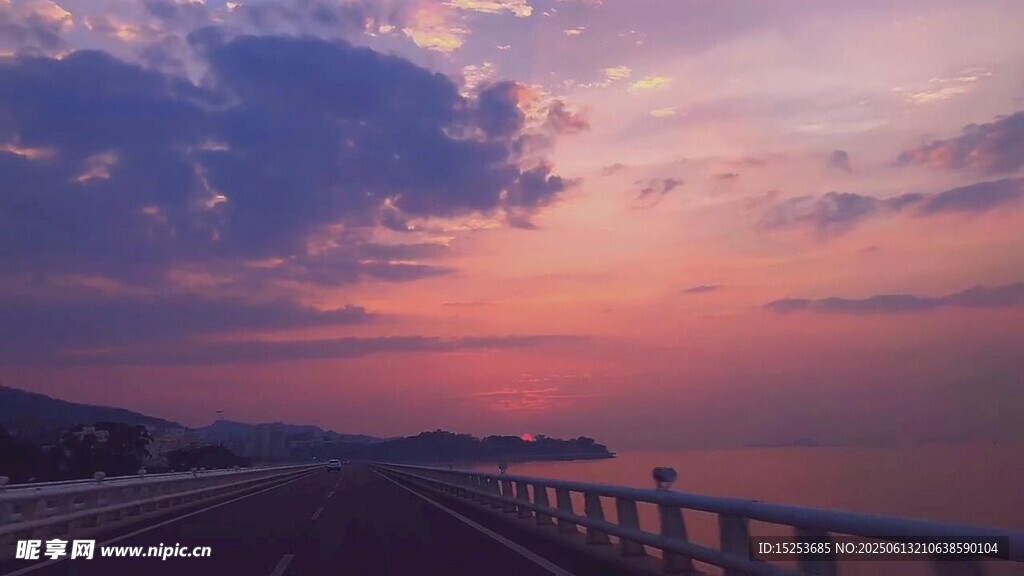 公路上的絕美日落風景