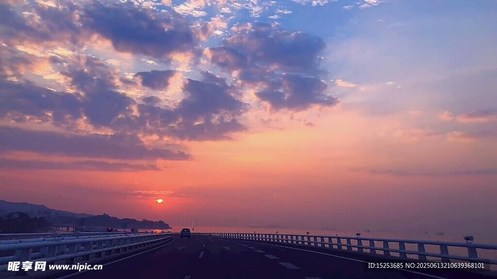夕陽下的公路美景