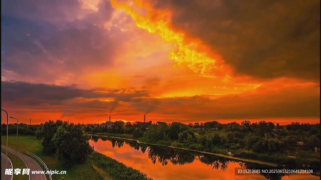 夕陽下河畔絢麗天空美景