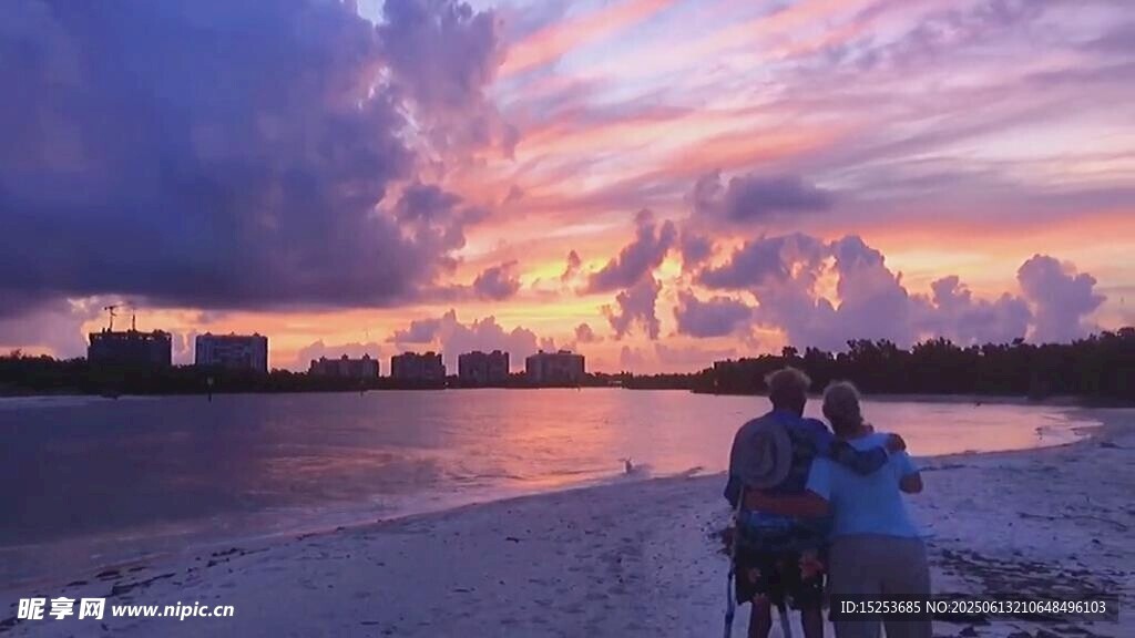 夕陽下海邊的溫馨親子時光