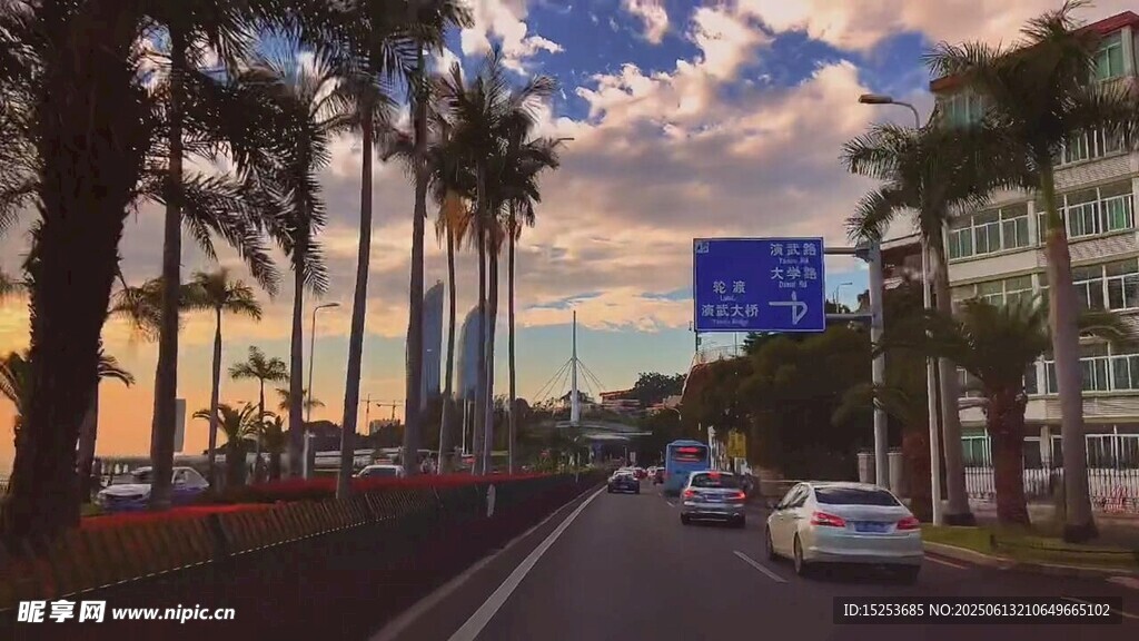 黃昏下的城市公路風(fēng)景