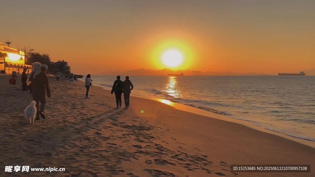 夕陽(yáng)下漫步的海邊行人