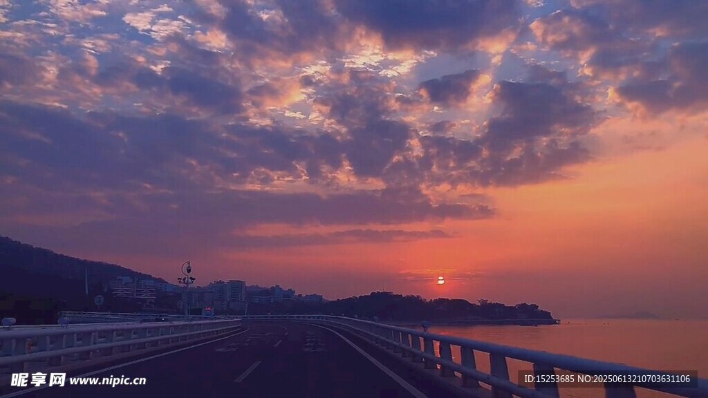 夕陽下的沿海公路美景