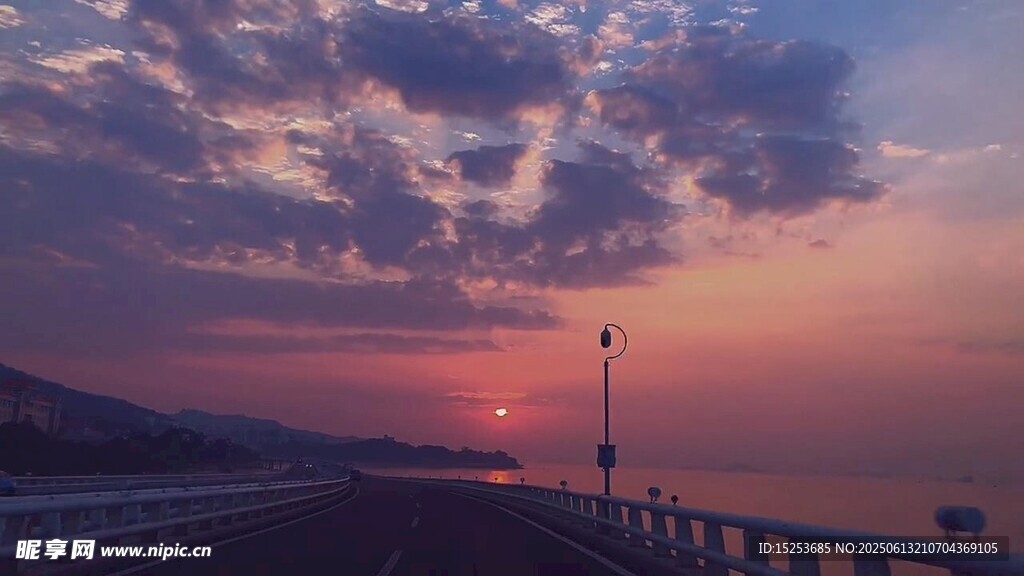 海邊公路的絕美日落景色