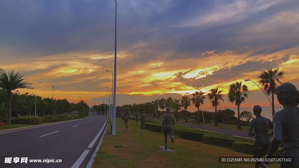 黃昏下的公路與美麗天空