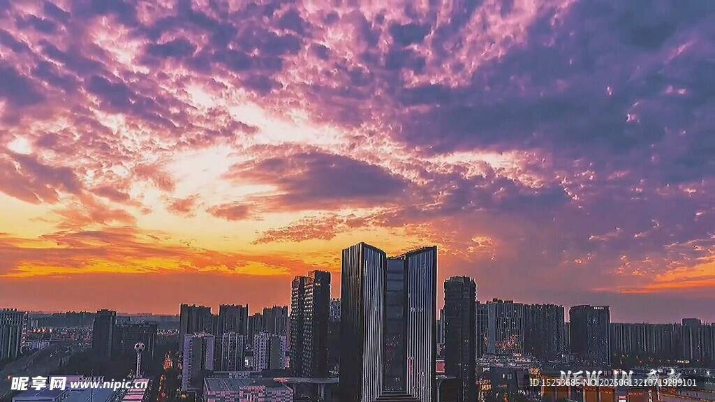 城市黃昏絢麗天際線
