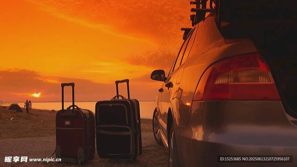 夕陽下的汽車與旅行行李箱