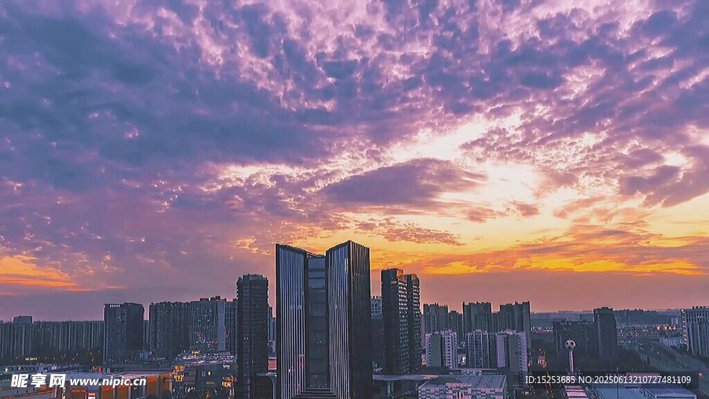 城市日落時分絢麗天際線