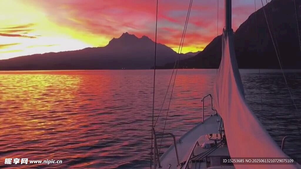 夕陽下的湖面與帆船美景
