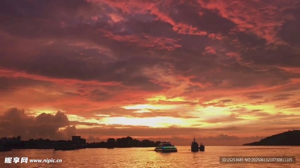 海上壯麗晚霞美景
