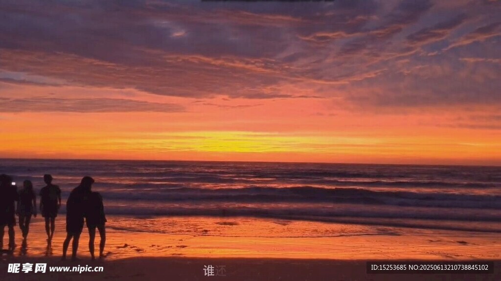 夕陽下海邊的人群剪影