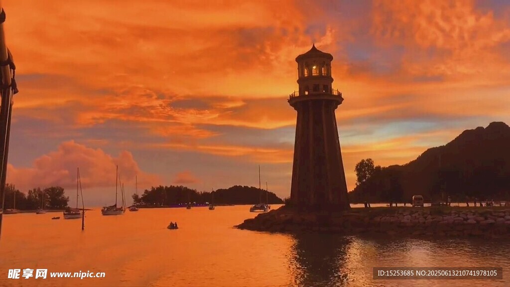 夕陽下的燈塔美景