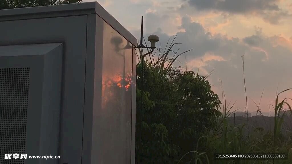 黃昏下的戶外設備與景色