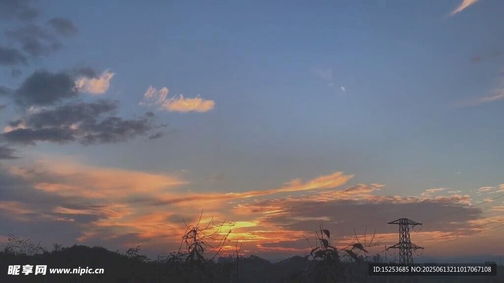 夕陽下的電力設(shè)施美景