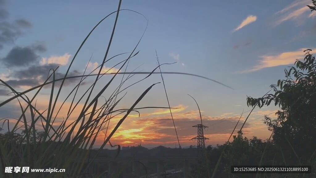夕陽(yáng)下的草地與天際美景