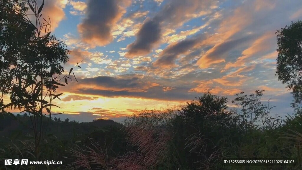 黃昏時分的絢爛天空景色