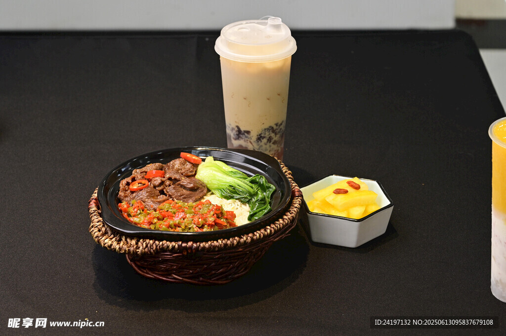 美味石鍋拌飯配飲品
