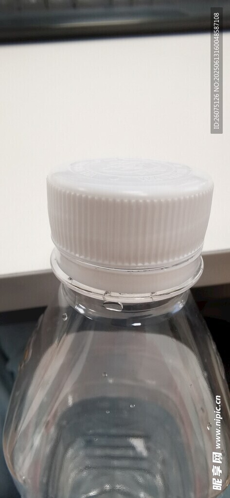 透明塑料瓶與白色瓶蓋