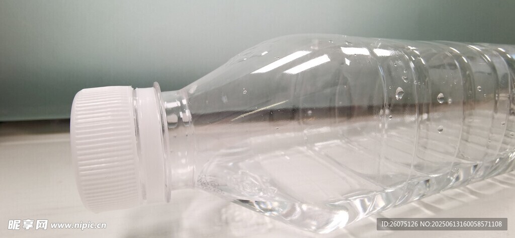 透明塑料水瓶特寫(xiě)