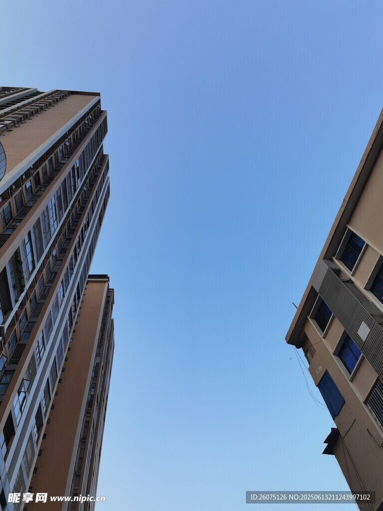 仰視城市高樓建筑