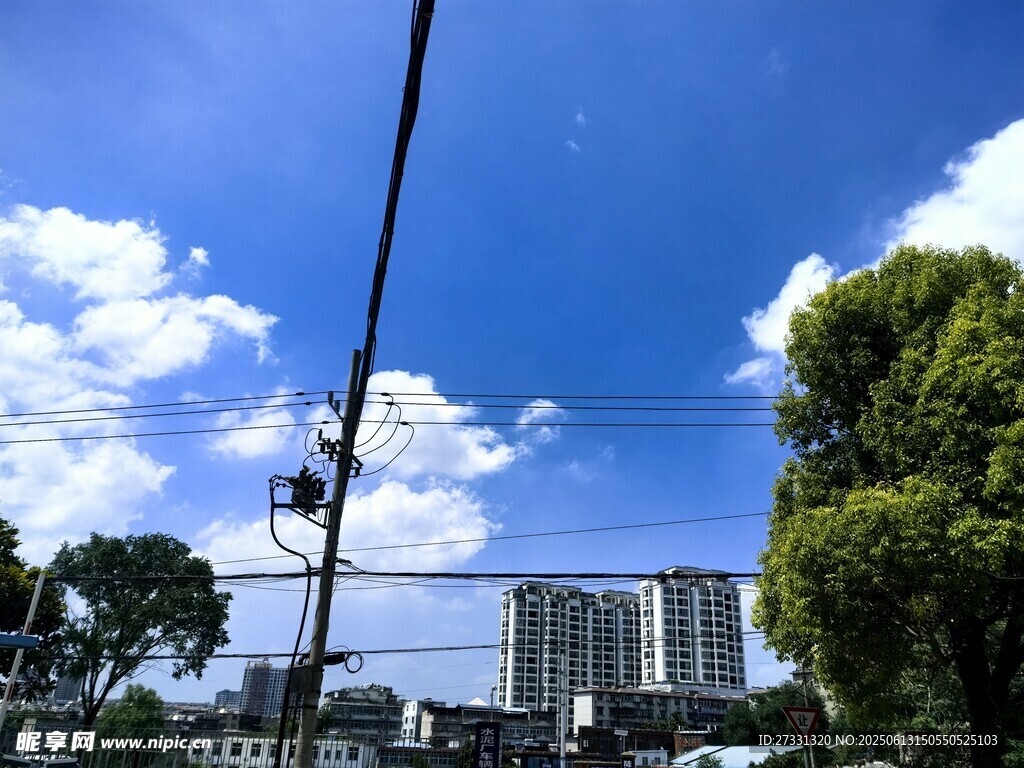 藍(lán)天白云下的城市街景