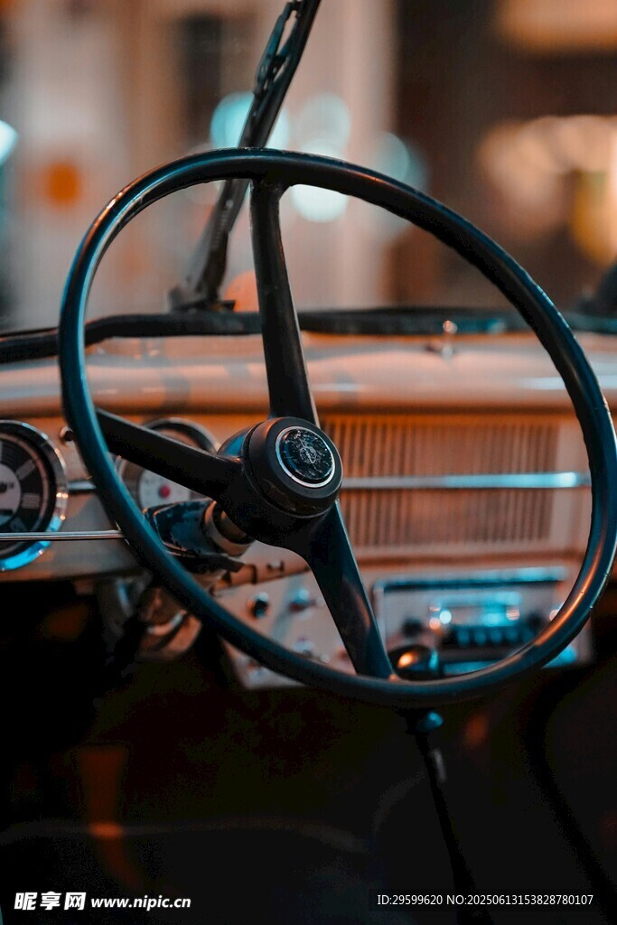 復(fù)古汽車(chē)方向盤(pán)特寫(xiě)
