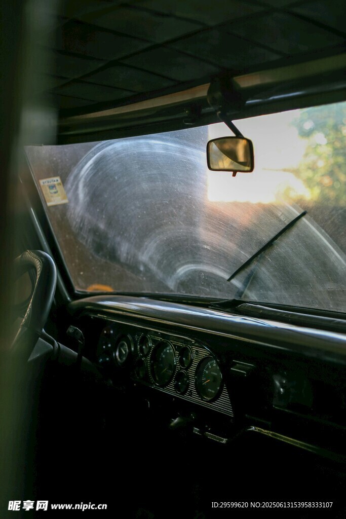 車內視角看擋風玻璃景象