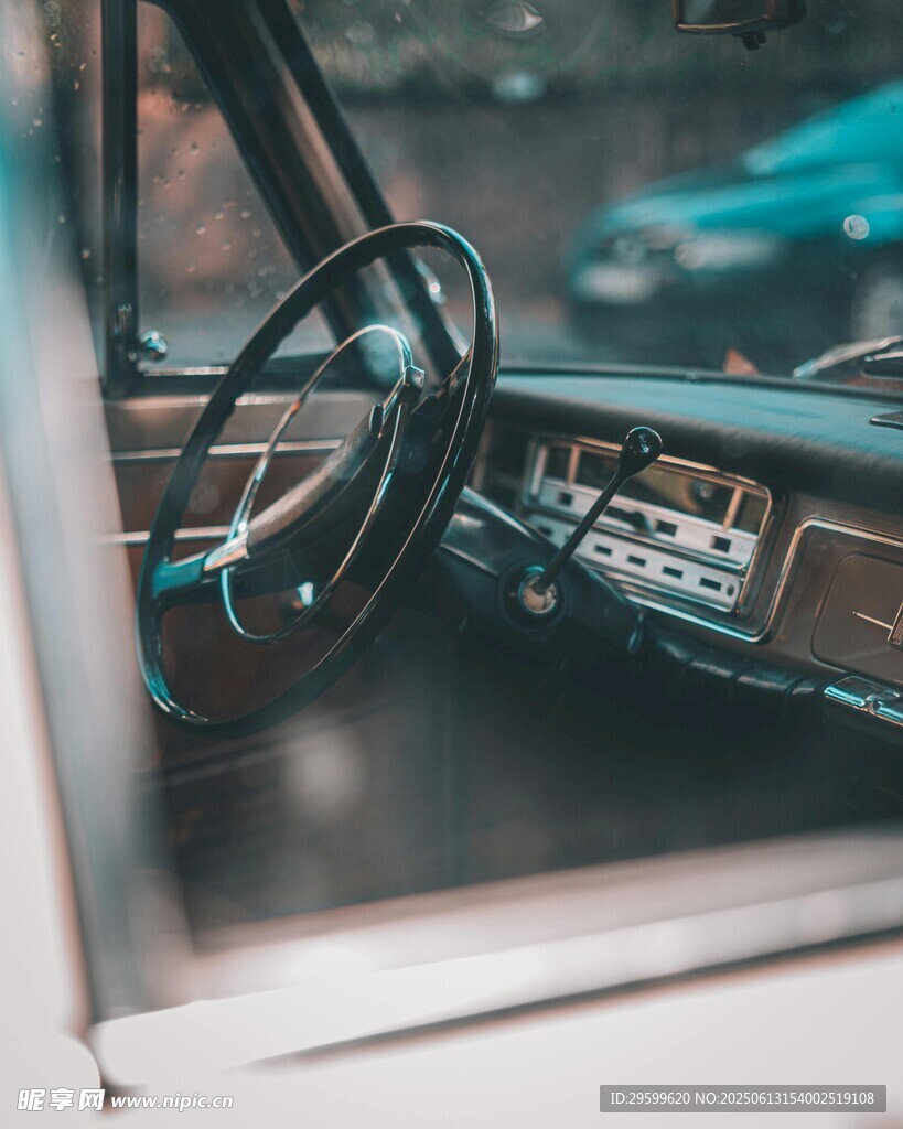 復古汽車駕駛艙內(nèi)部特寫