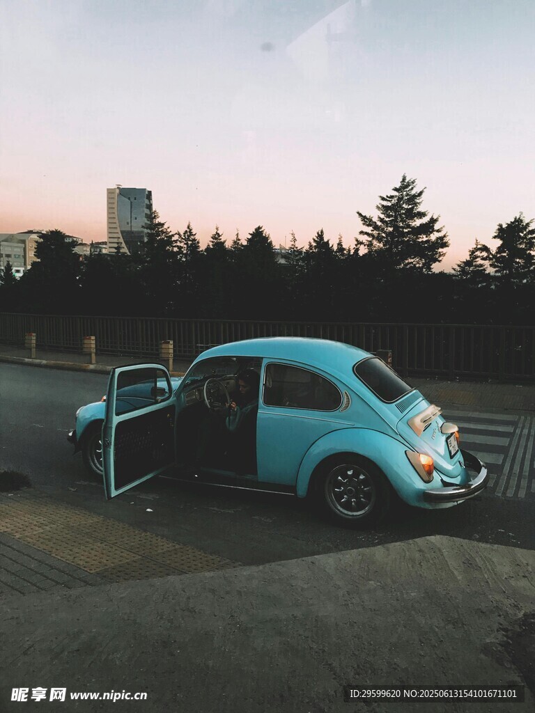 復古藍甲殼蟲停在黃昏道路