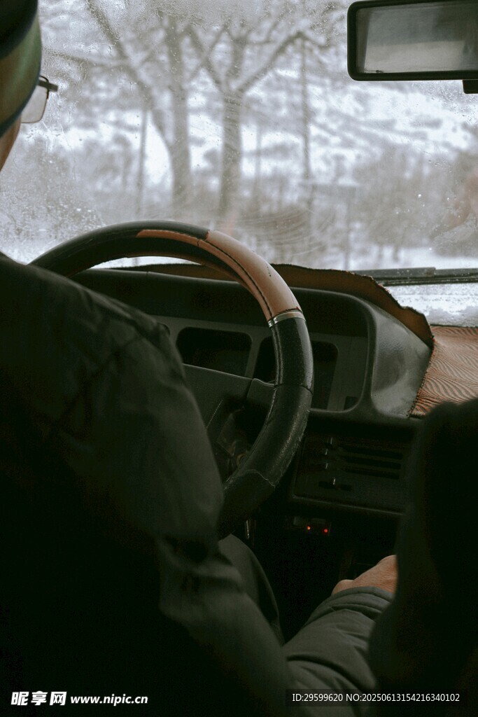 冬日駕車者手握方向盤
