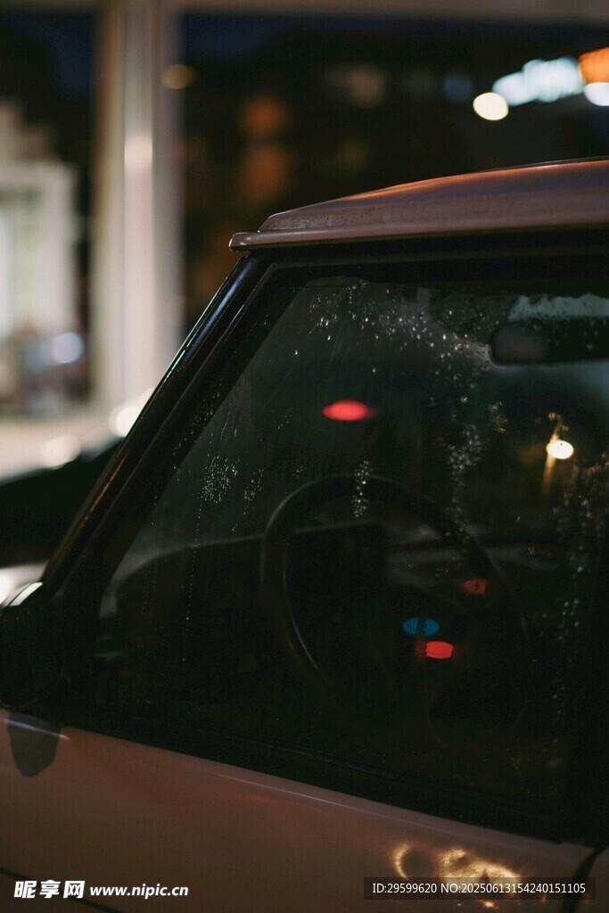 雨夜中車內的模糊景象