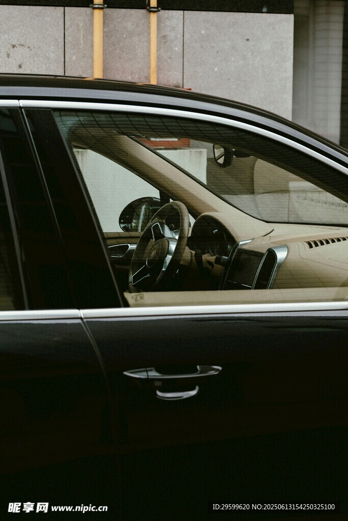 車內視角展示豪華汽車內飾
