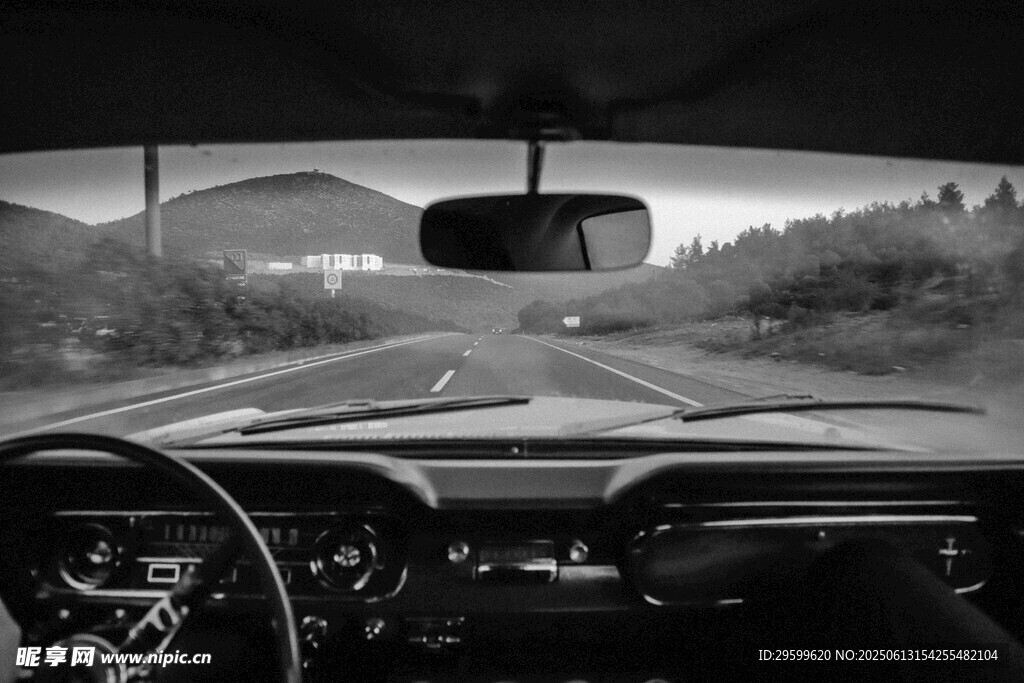 車內視角的夜間駕駛景象