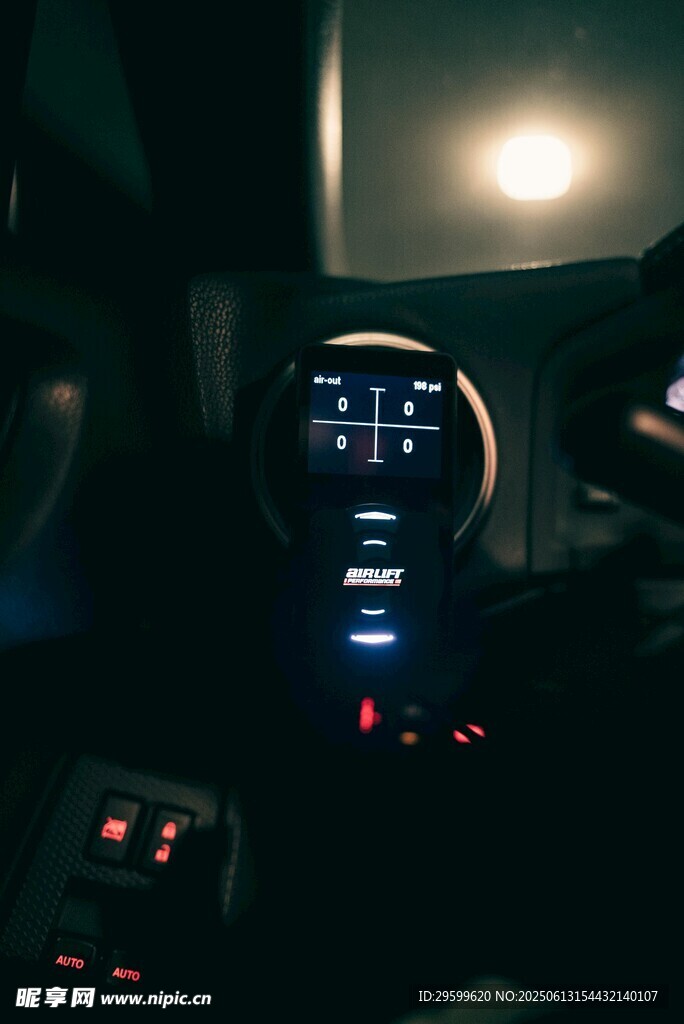汽車儀表盤夜間特寫