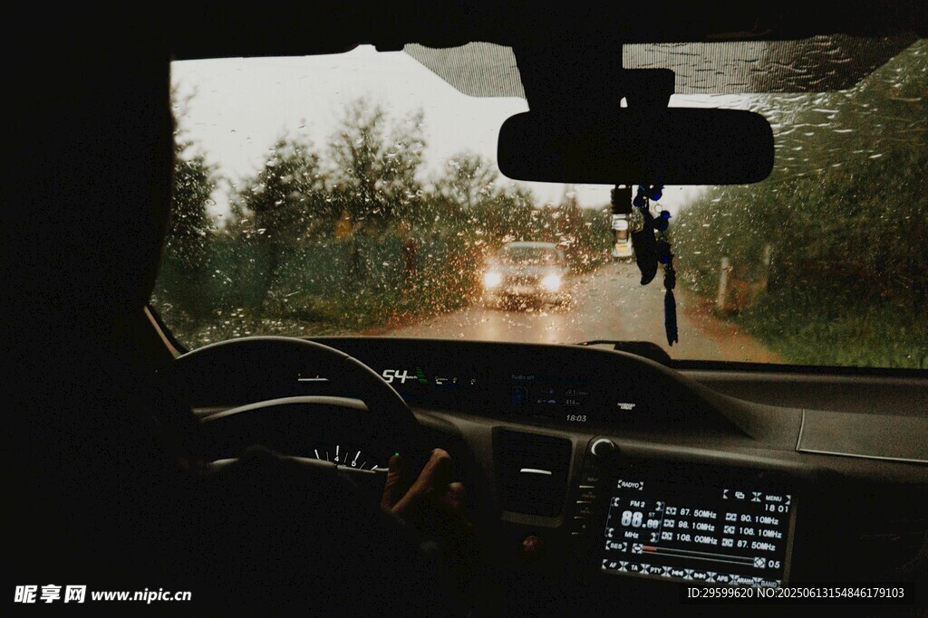 車內(nèi)視角看前方行駛車輛