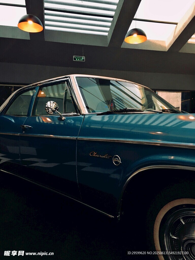 復古藍色轎車展示