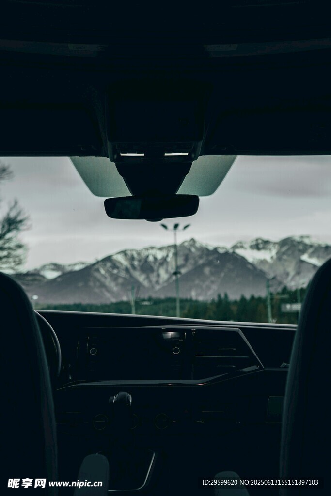 車內視角看窗外壯麗山景