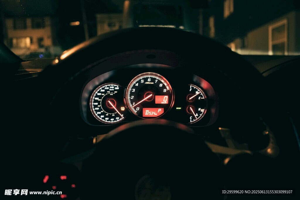 夜間汽車儀表盤特寫