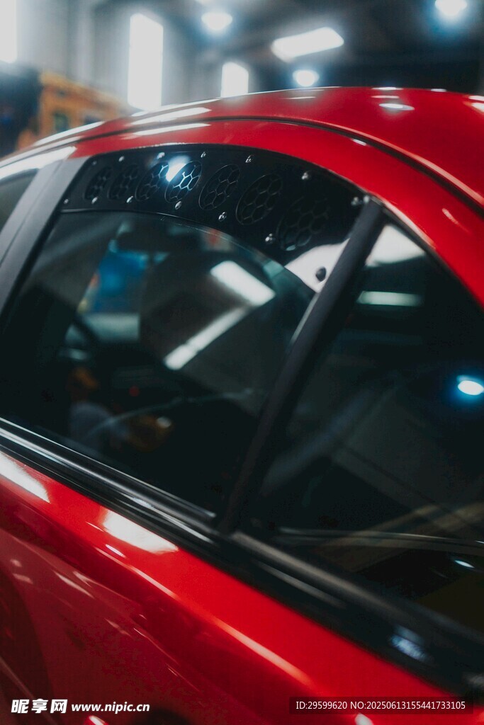 紅色汽車車身特寫