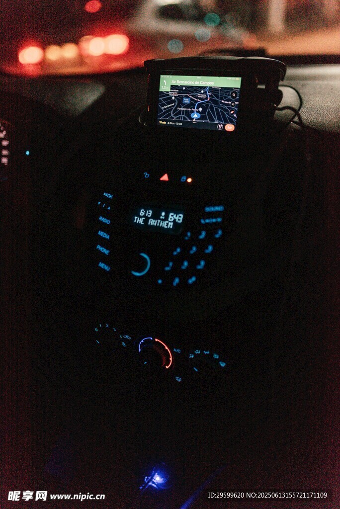 汽車內(nèi)部中控臺(tái)夜景