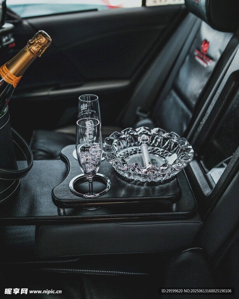 車內奢華酒具與裝飾擺件