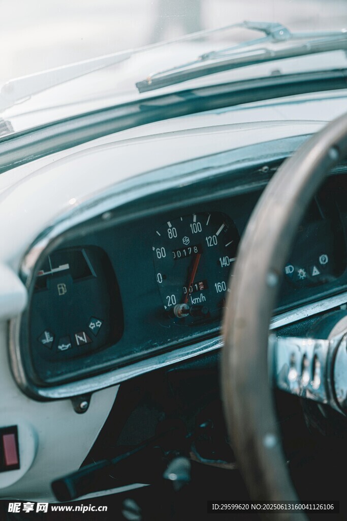 復古汽車儀表盤特寫