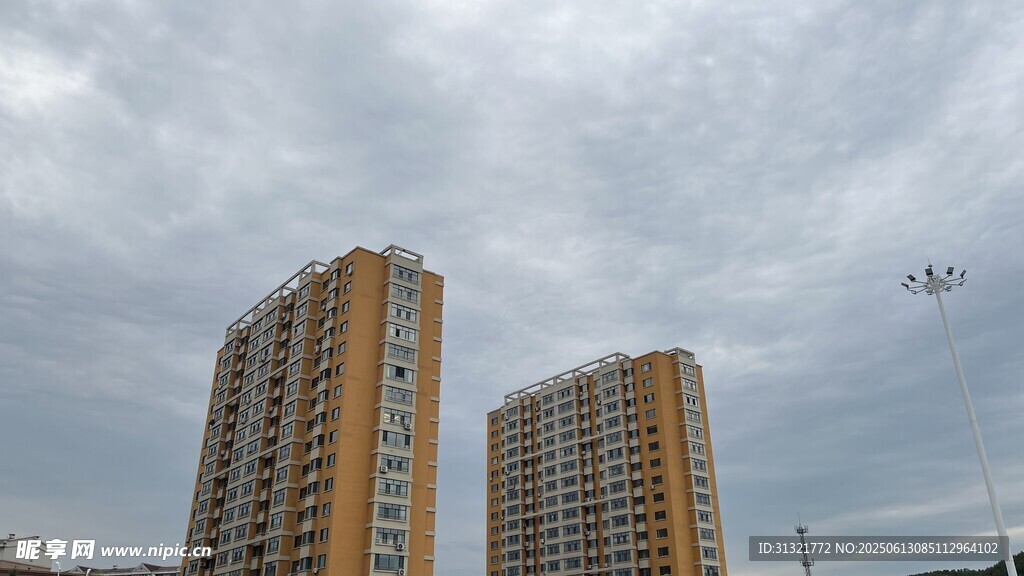 城市高樓與陰沉天空