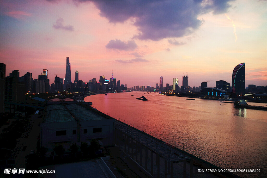 黃昏下的河畔美景