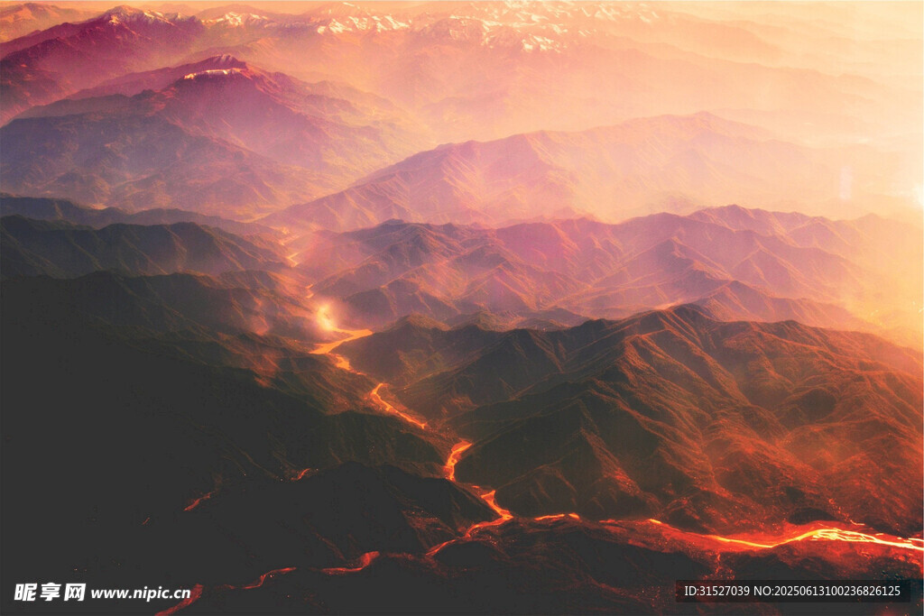 山間晨曦美景