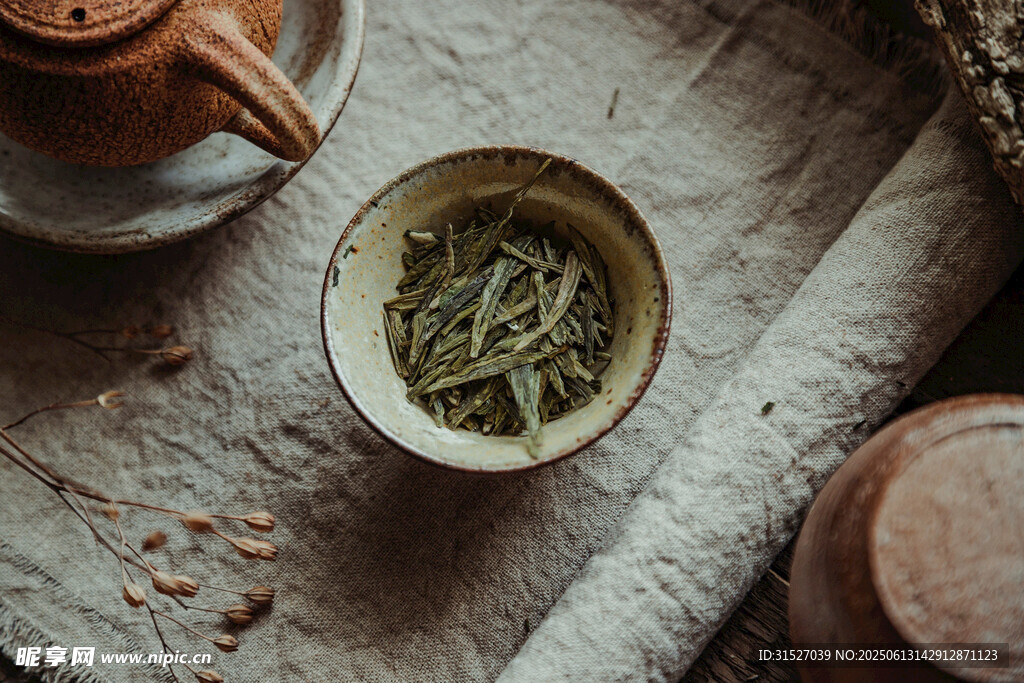 茶碗中的嫩綠茶葉