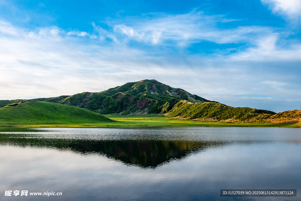 湖畔青山美景