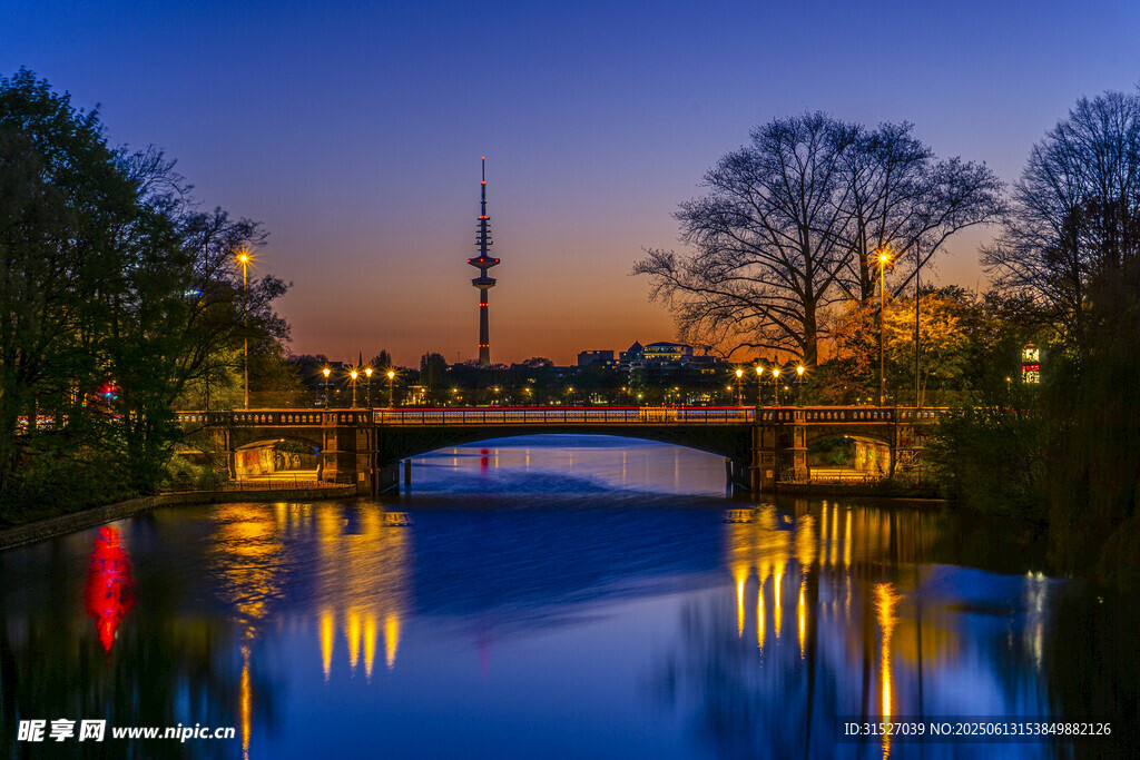 城市河畔夜景