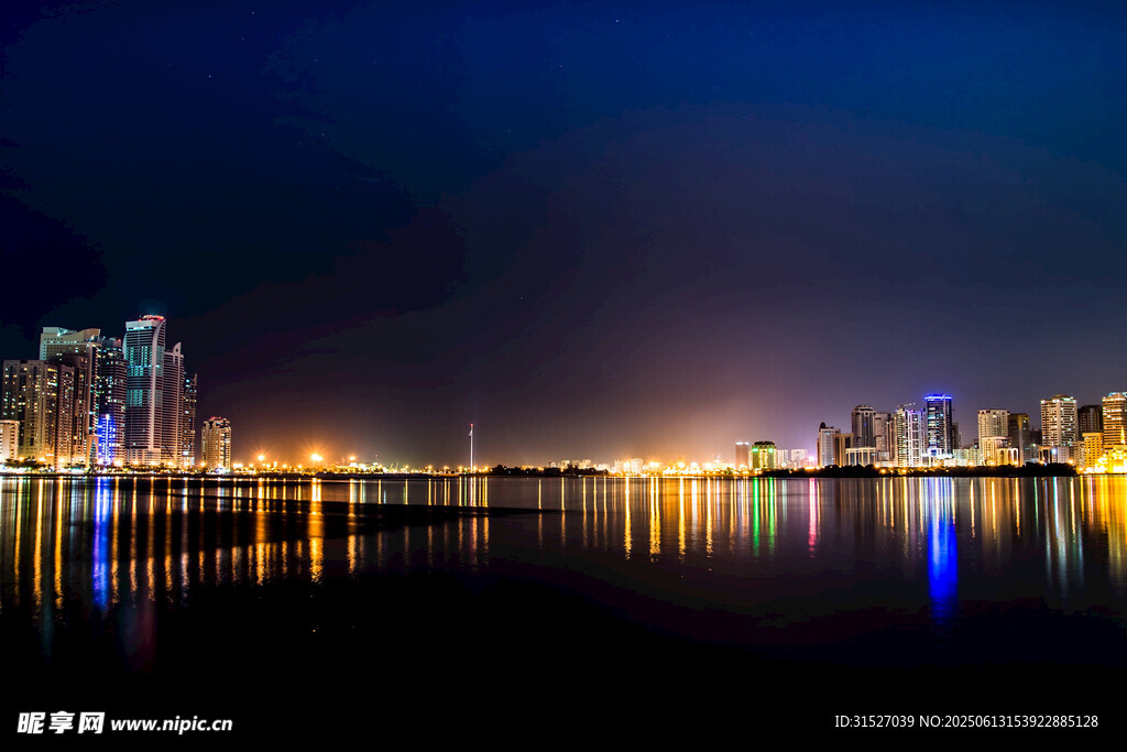 城市夜景下的湖面