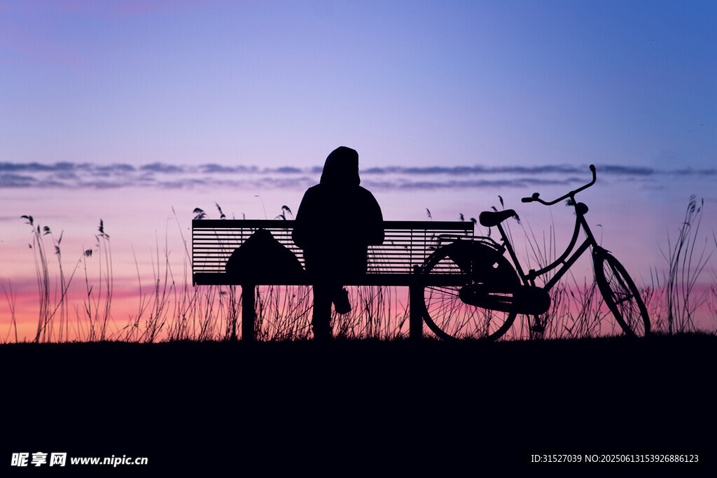 夕陽下的人物與長椅